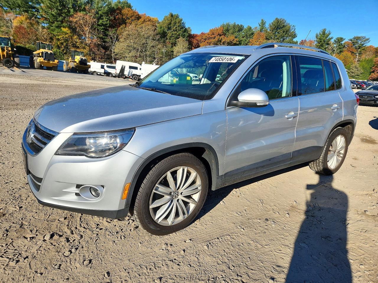 Vue de 2011 VOLKSWAGEN TIGUAN S, angle 1