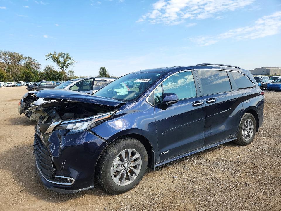 2021 TOYOTA SIENNA XLE  