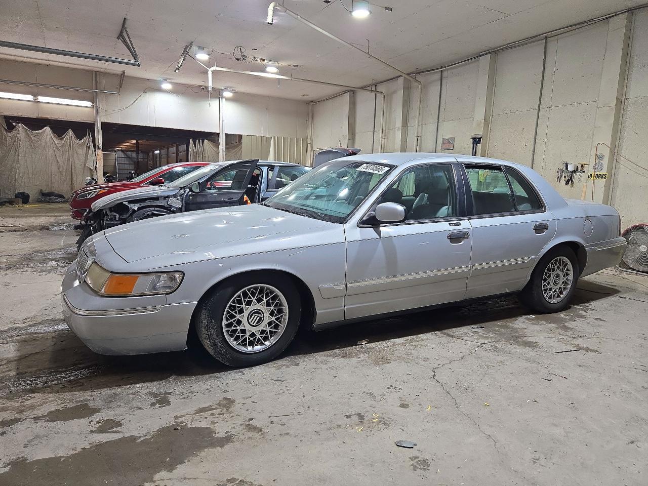 Vista de 2000 MERCURY GRAND MARQUIS GS, ángulo 1