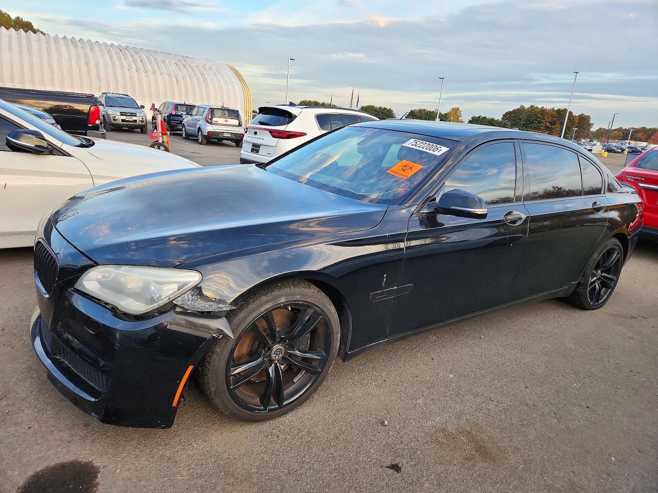 Вид 2013 BMW 750 LI, угол 1