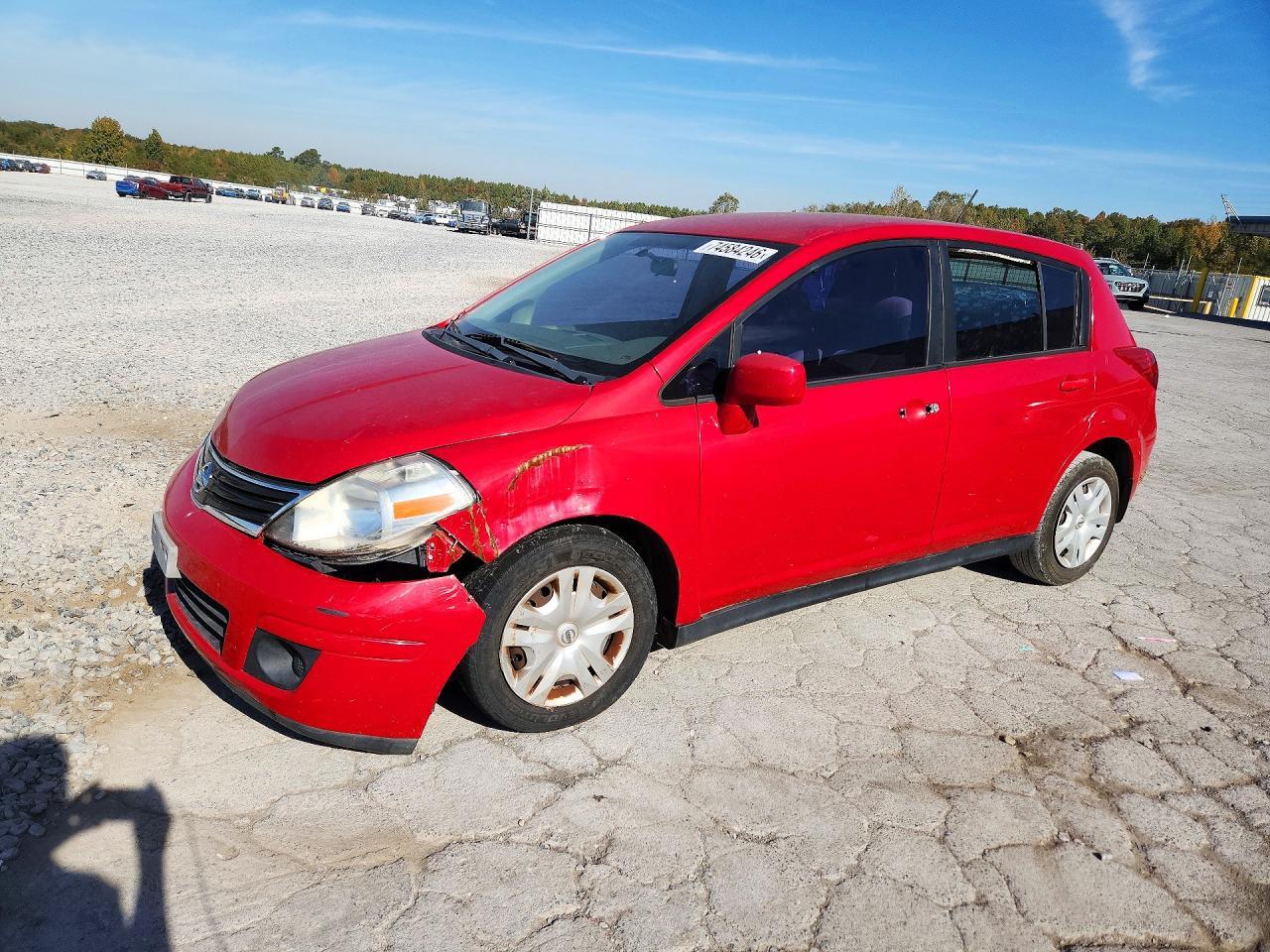 Vue de 2010 NISSAN VERSA 1.8 S, angle 1