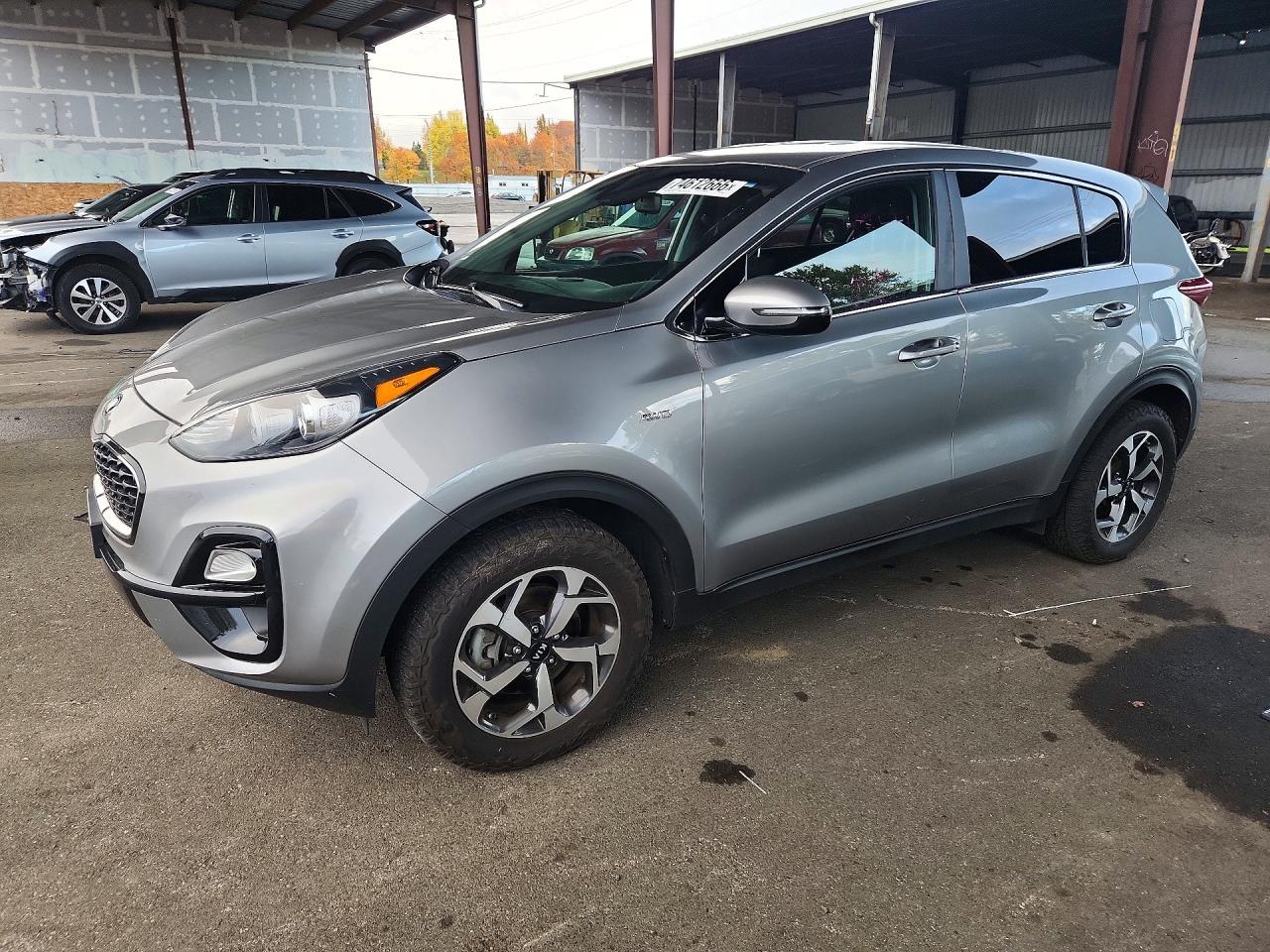 منظر 2020 KIA SPORTAGE LX، زاوية 1