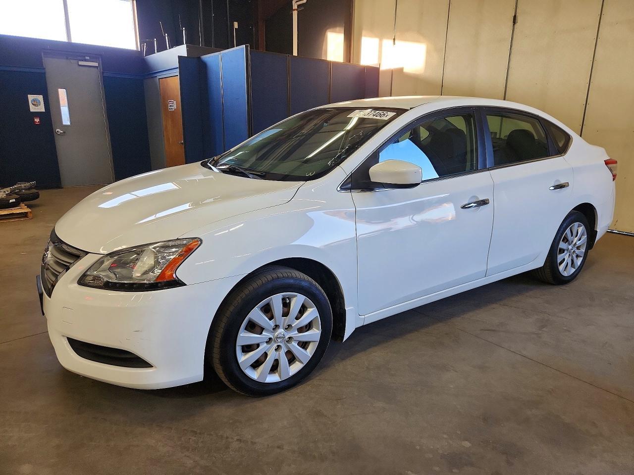 Vue de 2015 NISSAN SENTRA S, angle 1