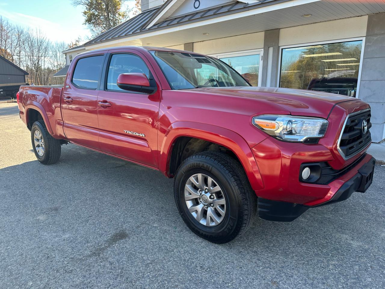 Vue de 2017 TOYOTA TACOMA SR5 V6, angle 1