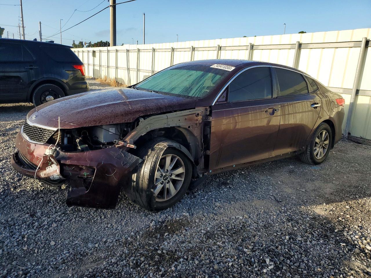 منظر 2017 KIA OPTIMA LX، زاوية 1