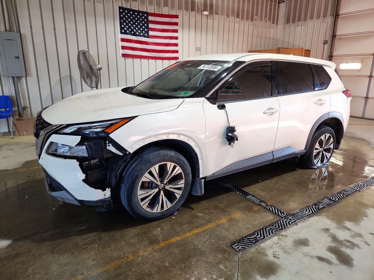 Vue de 2021 NISSAN ROGUE SV, angle 1
