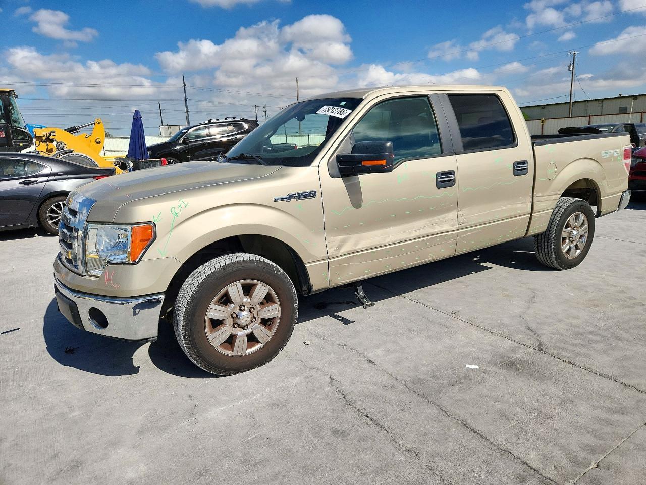 Vista de 2009 FORD F150 SUPERCREW, ángulo 1
