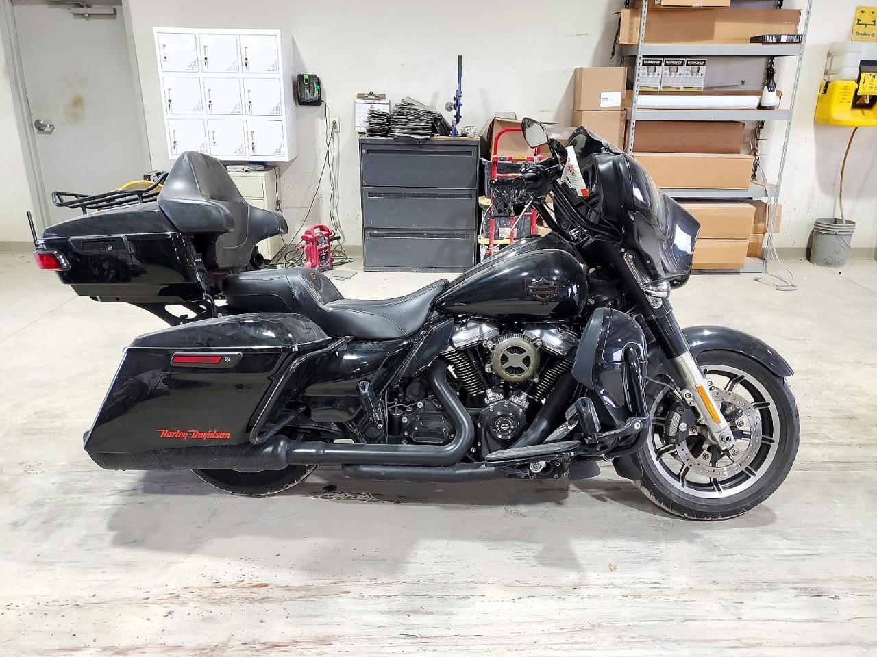 Vue de 2019 HARLEY-DAVIDSON FLHT, angle 1