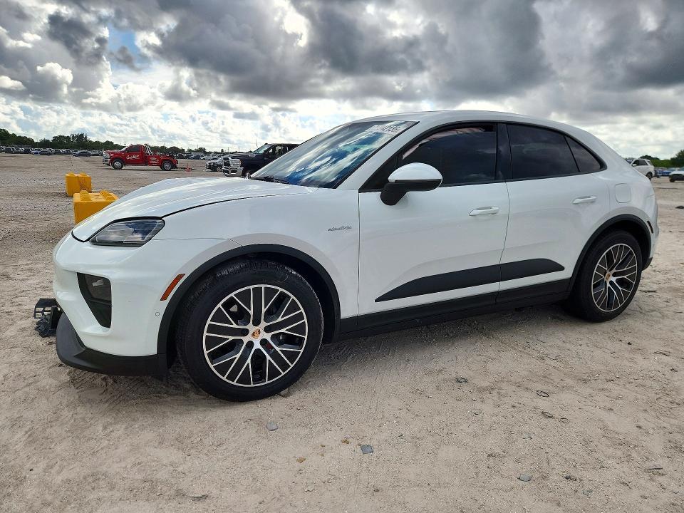2025 PORSCHE MACAN   