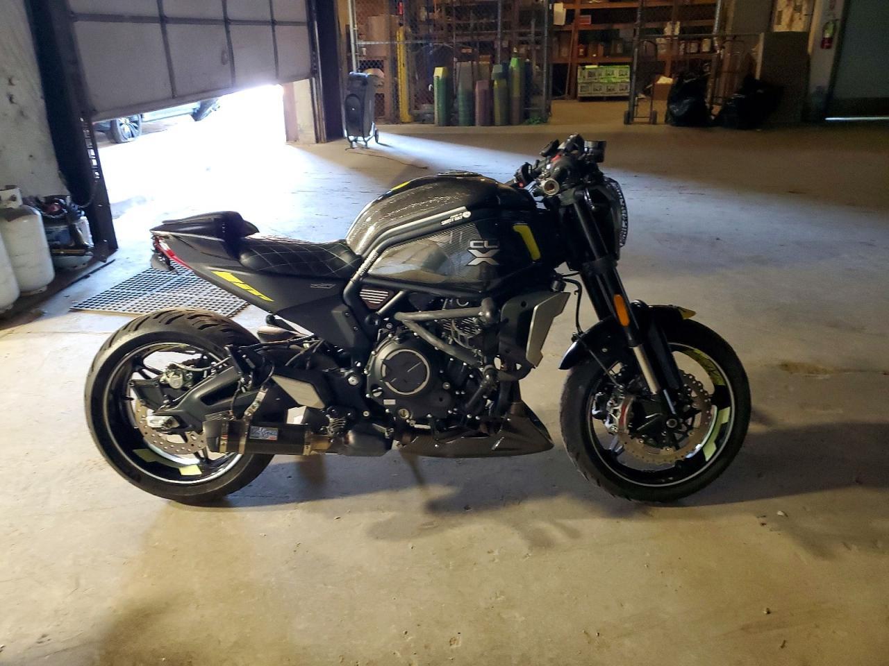 Vue de 2022 CF MOTO 700 CL-X, angle 1