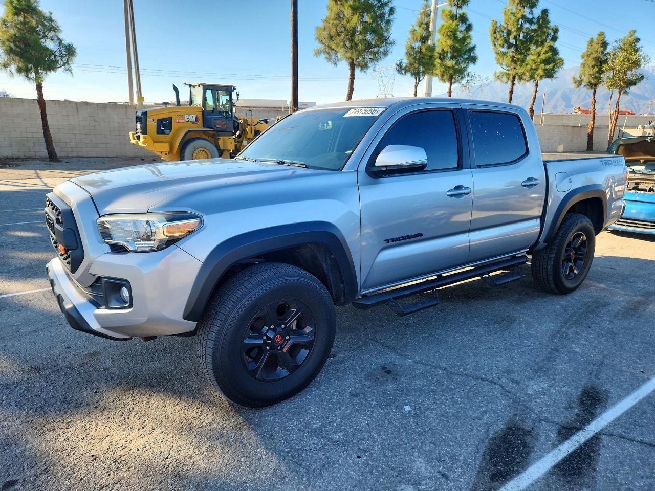 Vue de 2017 TOYOTA TACOMA TRD OFF-ROAD, angle 1