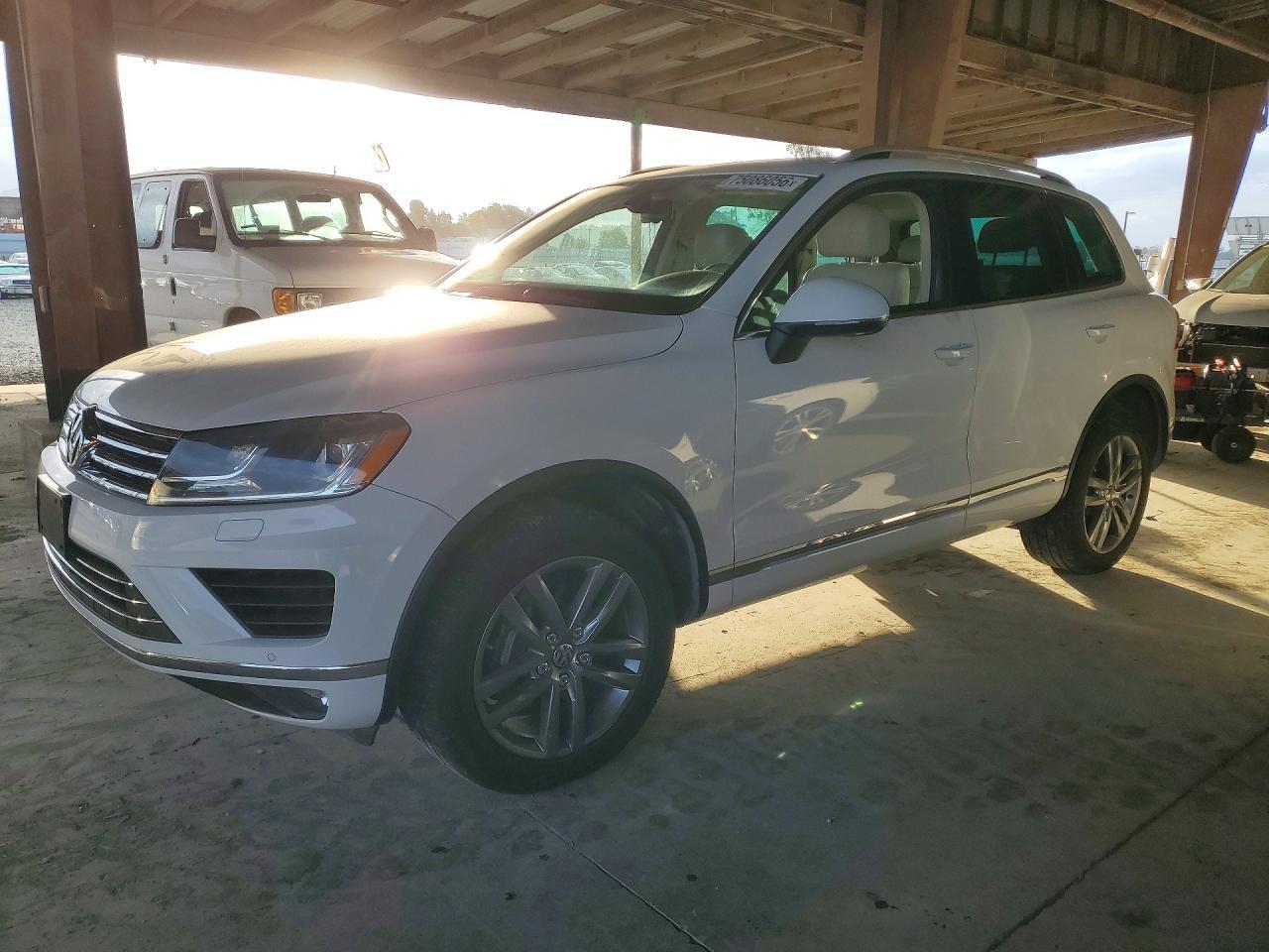 Vedere 2015 VOLKSWAGEN TOUAREG V6, unghi 1