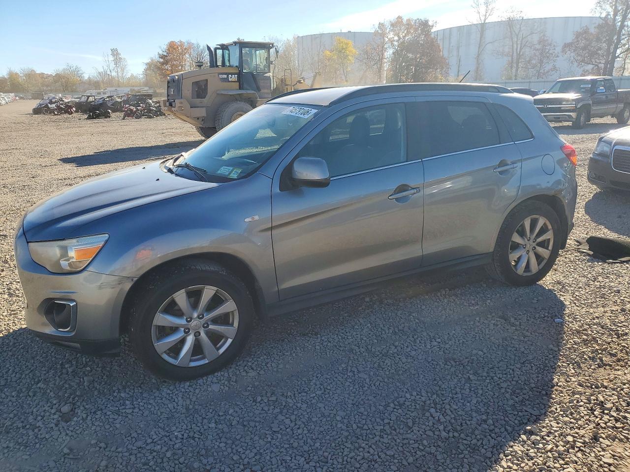 Vue de 2014 MITSUBISHI OUTLANDER SE, angle 1