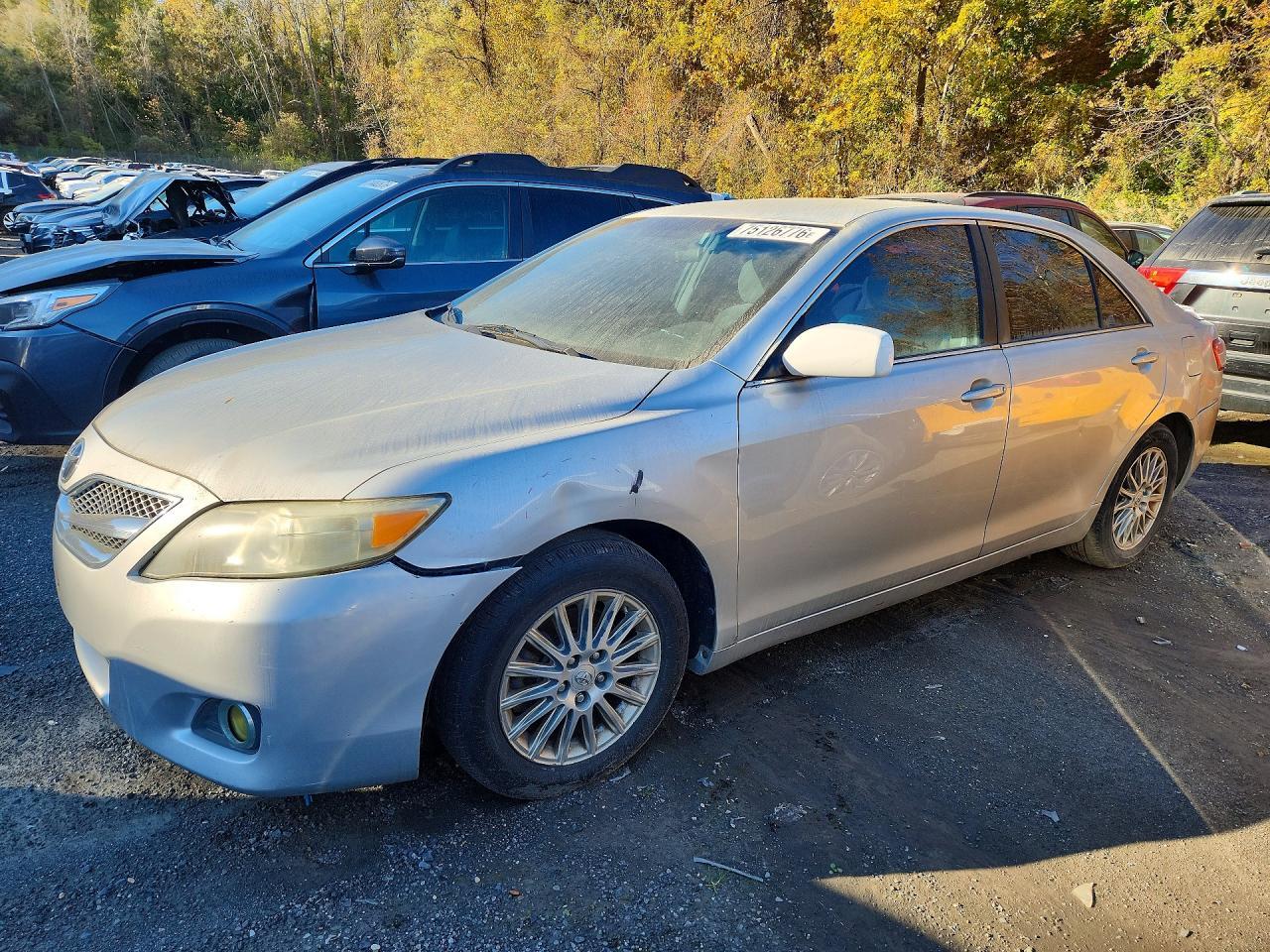 Vista de 2010 TOYOTA CAMRY LE, ángulo 1