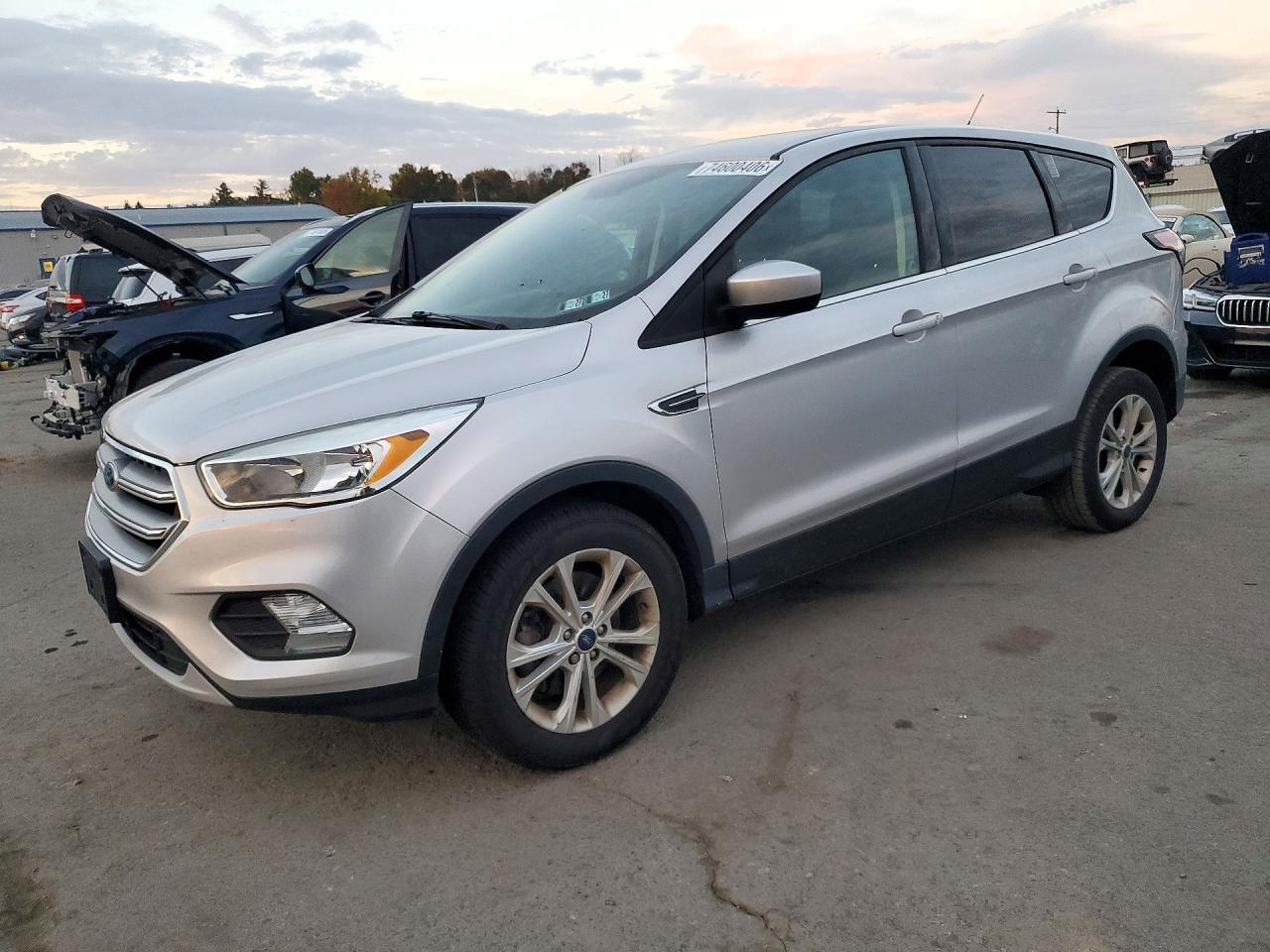 Vista de 2017 FORD ESCAPE SE, ángulo 1