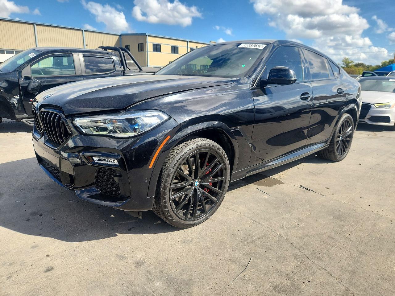 Вид 2021 BMW X6 M50I, угол 1