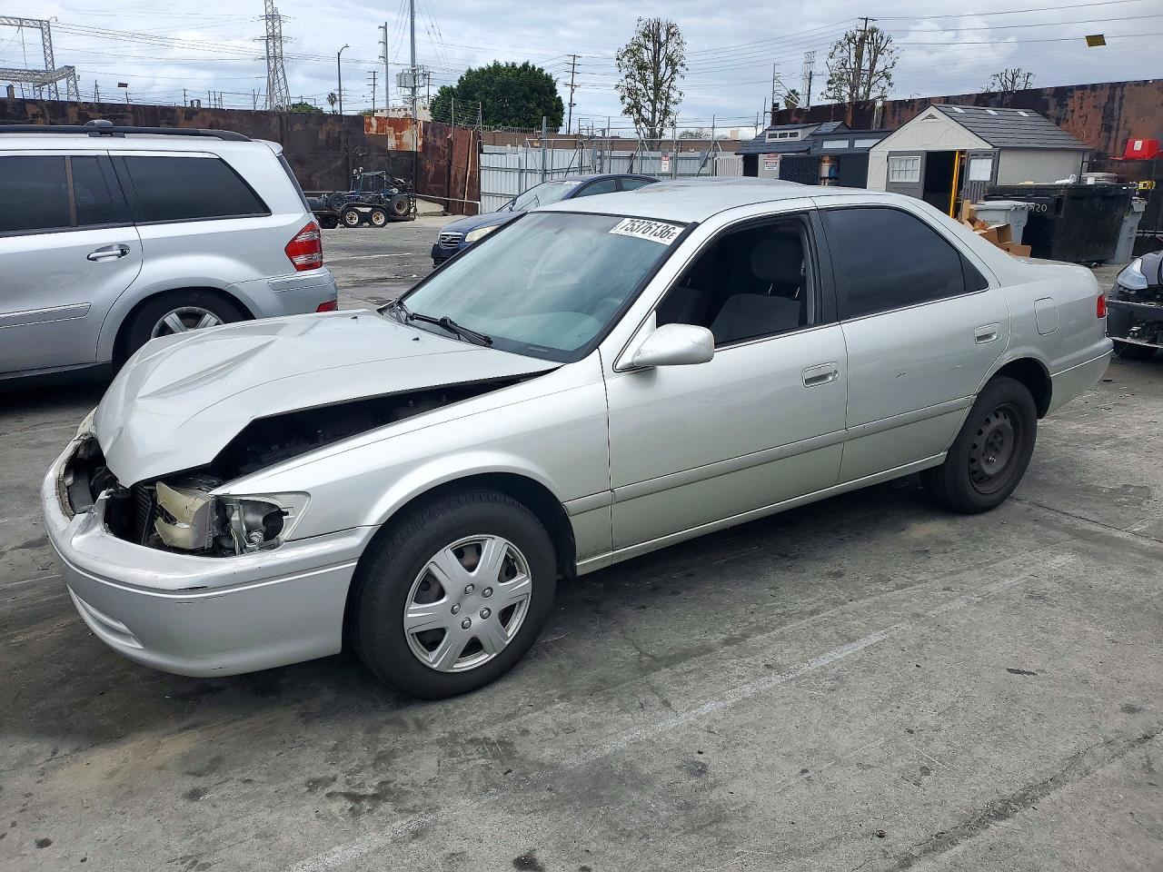 Вид 2000 TOYOTA CAMRY LE, угол 1