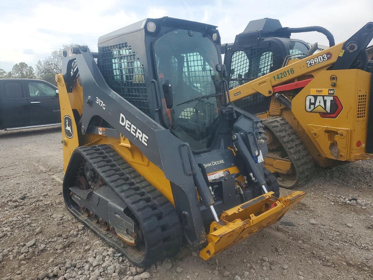 Vista de 2021 JOHN DEERE 317G, ángulo 1