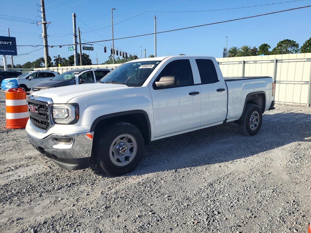 منظر 2017 GMC SIERRA C1500، زاوية 1