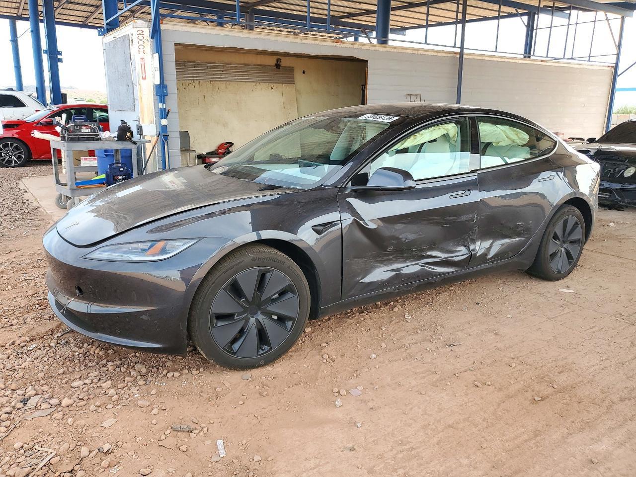 Вид 2025 TESLA MODEL 3, угол 1