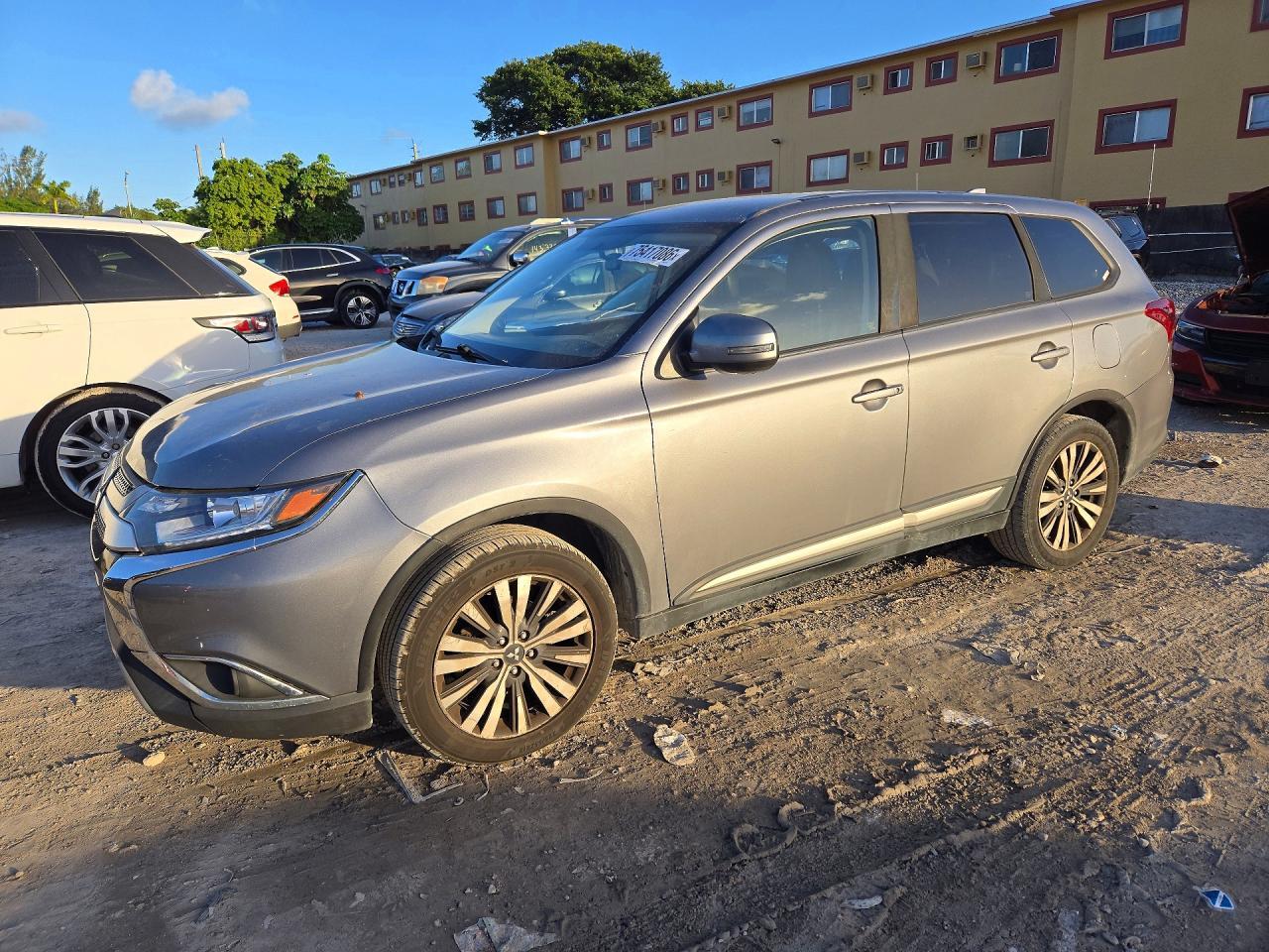 Vista de 2019 MITSUBISHI OUTLANDER SE, ángulo 1