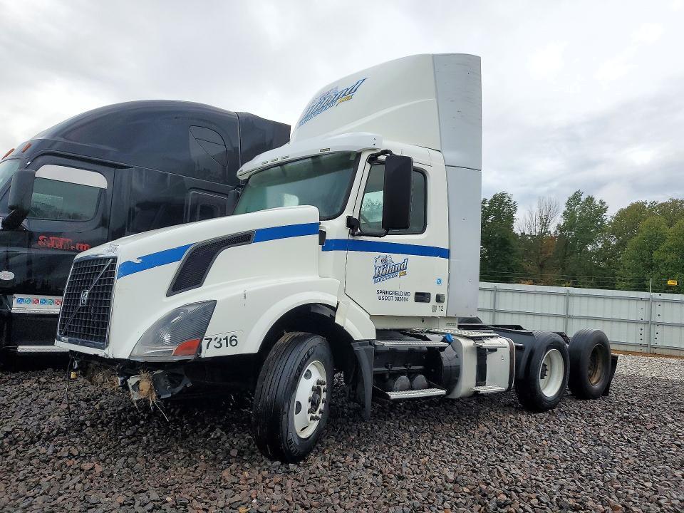 2012 VOLVO VNL SEMI TRUCK