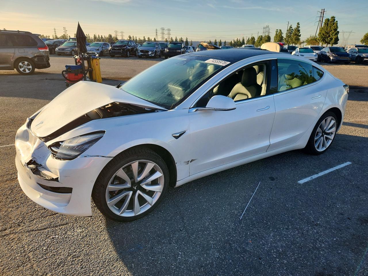 Vue de 2020 TESLA MODEL 3, angle 1