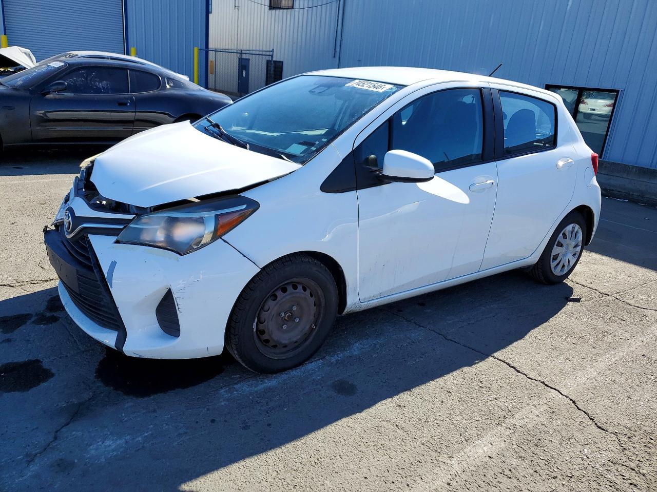 Vue de 2017 TOYOTA YARIS 5-DOOR L FLEET, angle 1