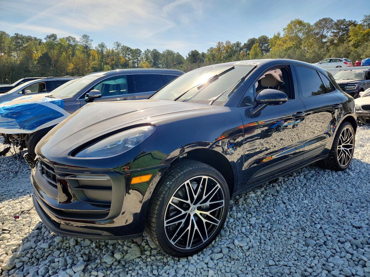 Vista de 2024 PORSCHE MACAN BASE, ángulo 1