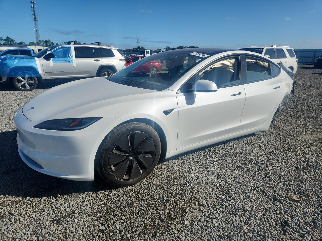 Вид 2025 TESLA MODEL 3, угол 1