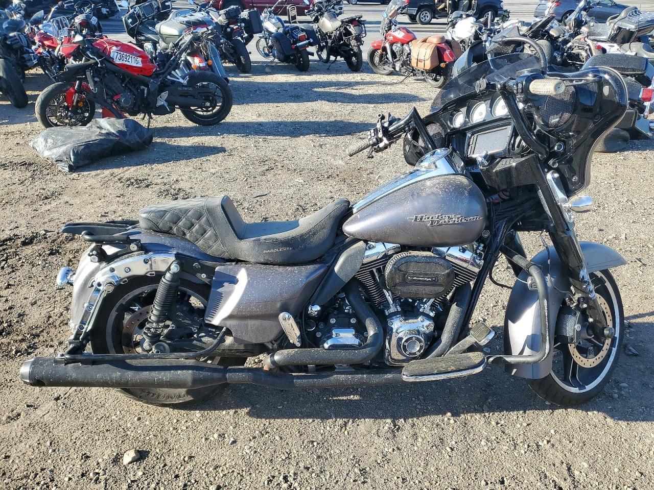 Vue de 2016 HARLEY-DAVIDSON FLHXS STREET GLIDE SPECIAL, angle 1