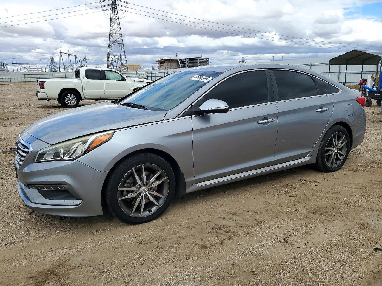 Vue de 2015 HYUNDAI SONATA SPORT 2.0T, angle 1