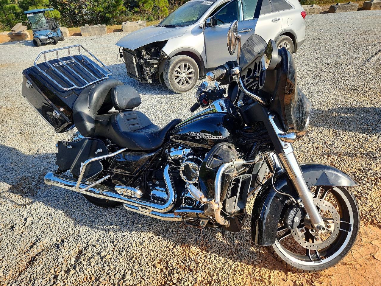 Vue de 2019 HARLEY-DAVIDSON FLHX, angle 1