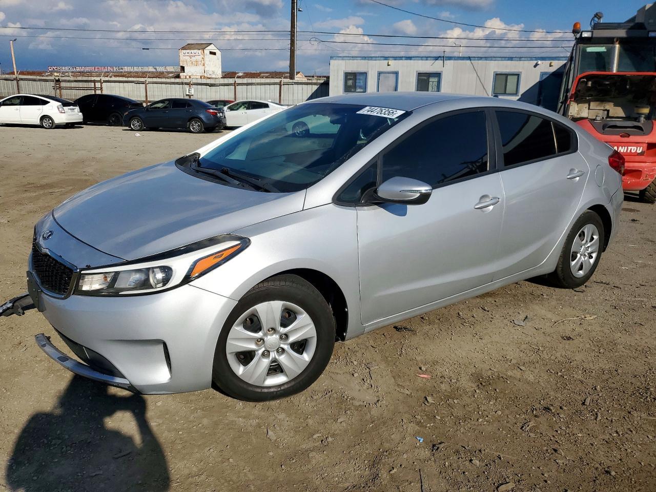 Vue de 2017 KIA FORTE LX, angle 1