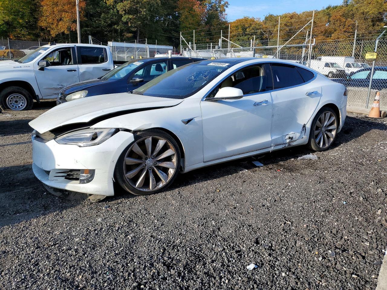 Vue de 2016 TESLA MODEL S, angle 1