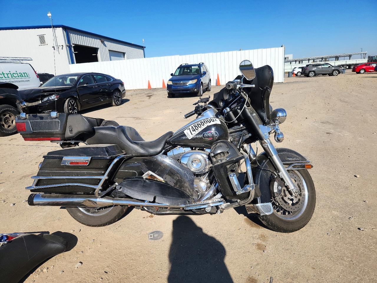 Vista de 2008 HARLEY-DAVIDSON FLHTCUI, ángulo 1
