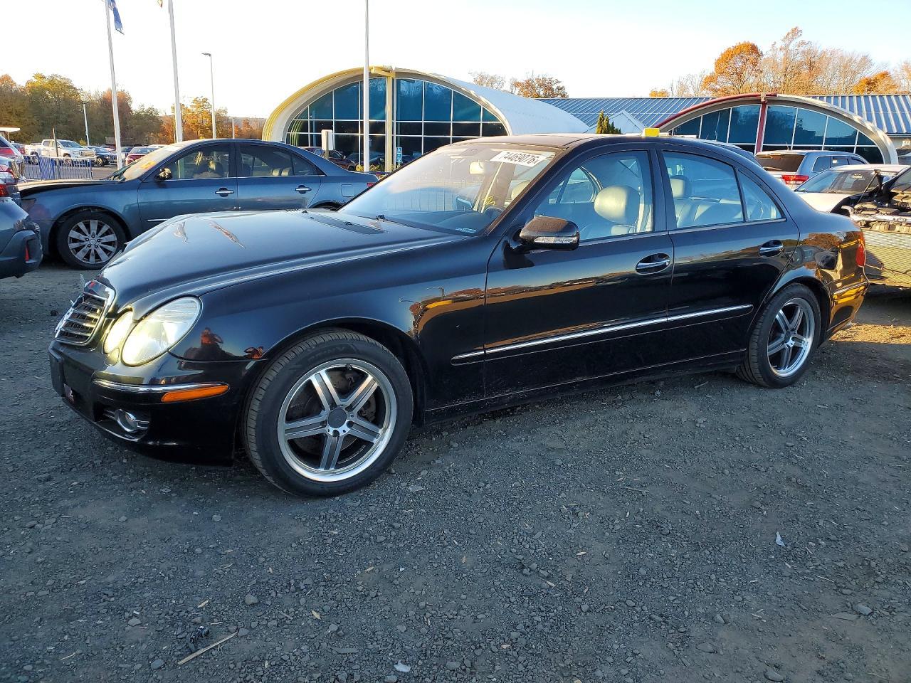 Vue de 2008 Mercedes-Benz E CLASS 350 4MATIC, angle 1