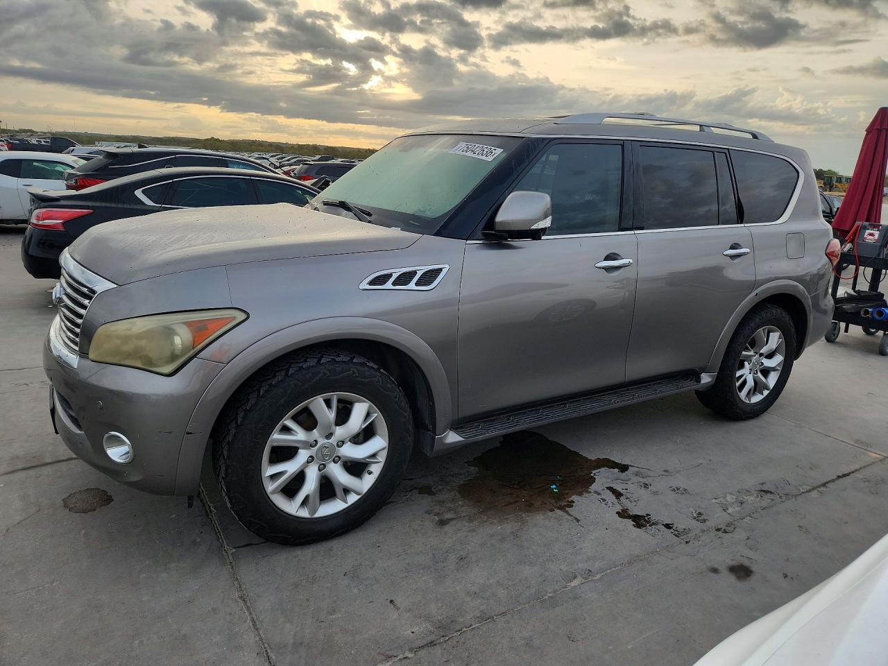منظر 2013 INFINITI QX56 BASE، زاوية 1