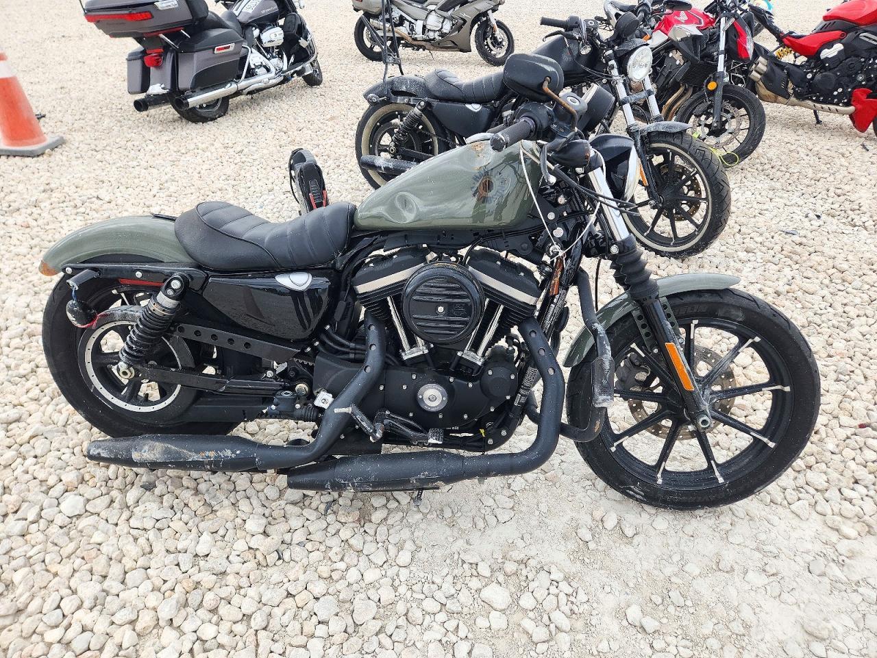 Vista de 2021 HARLEY-DAVIDSON XL883 N, ángulo 1