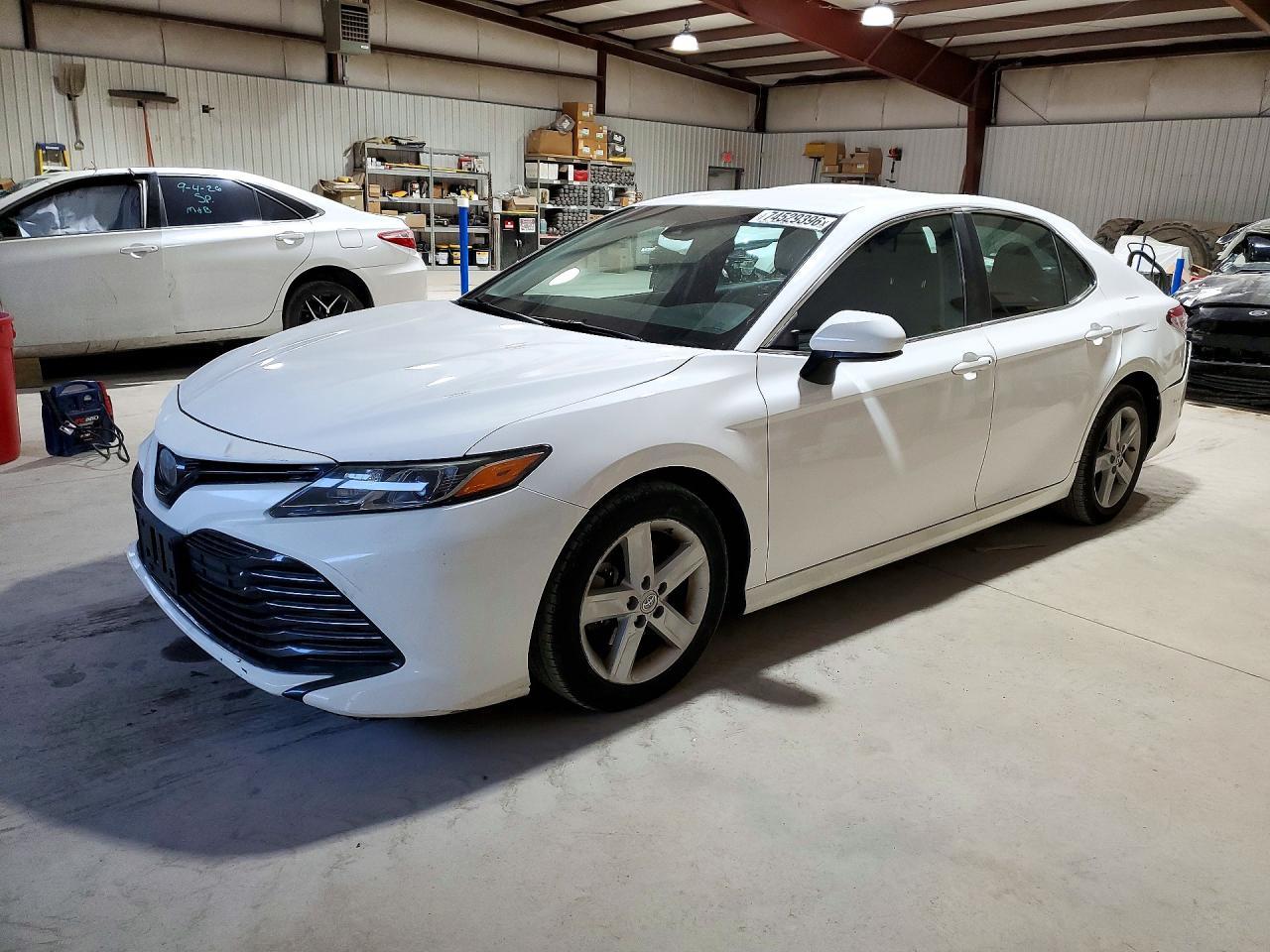 منظر 2018 TOYOTA CAMRY LE، زاوية 1