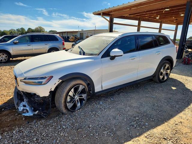 2025 VOLVO V60 CROSS COUNTRY PLUS  