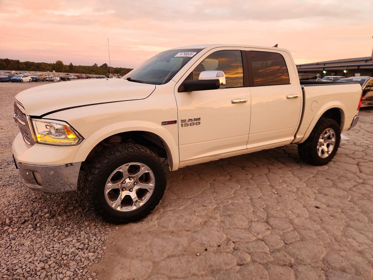 Вид 2017 RAM 1500 LARAMIE, угол 1