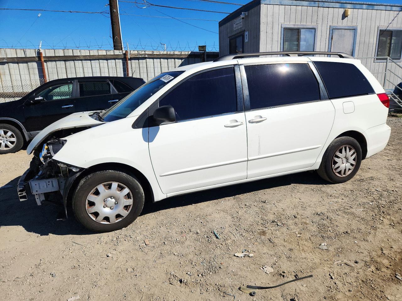 Vue de 2005 TOYOTA SIENNA LE 8 PASSENGER, angle 1