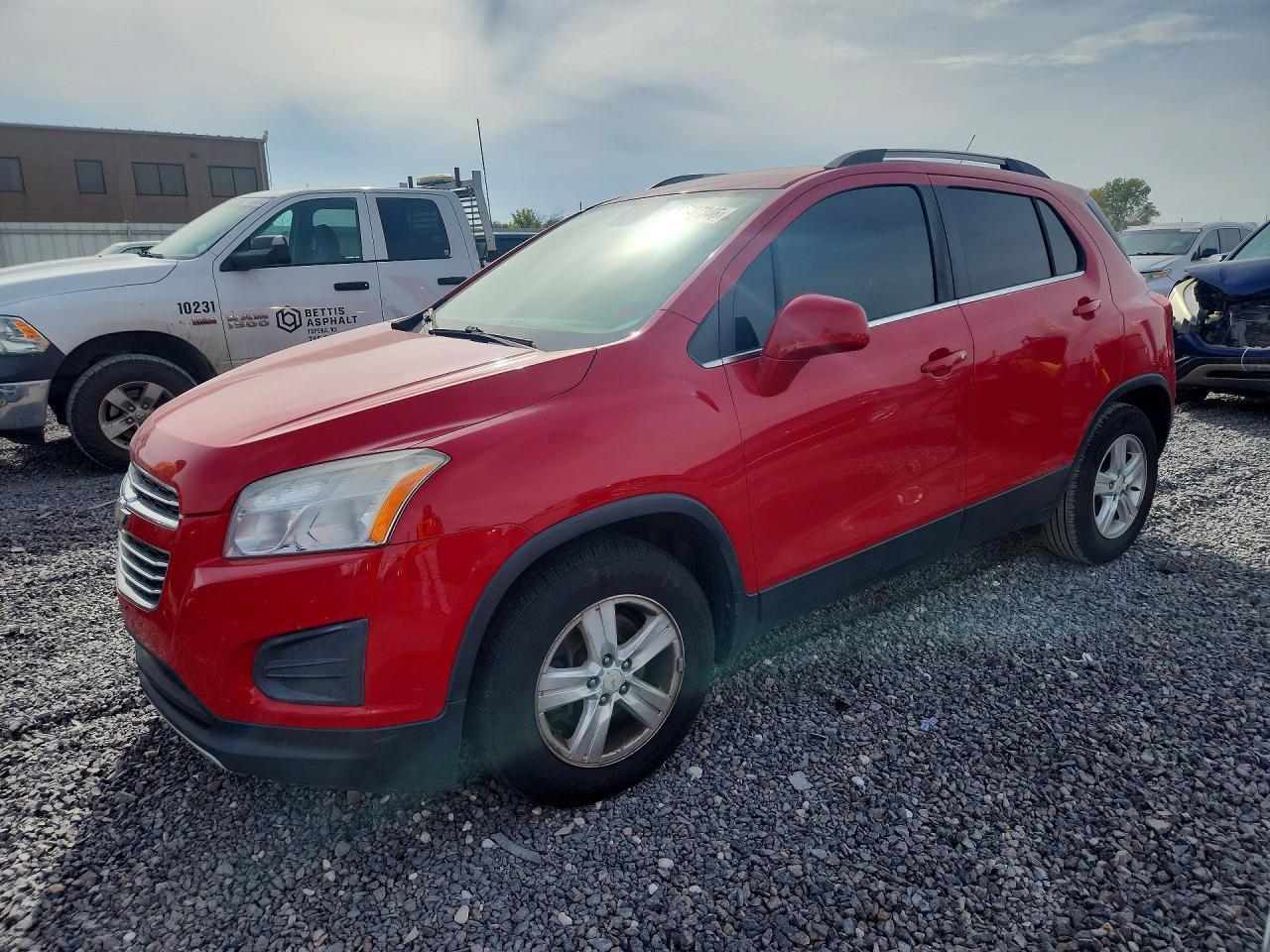 Вид 2016 CHEVROLET TRAX 1LT, угол 1