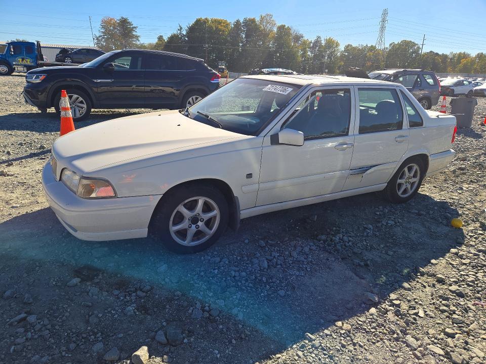 1999 VOLVO S70   
