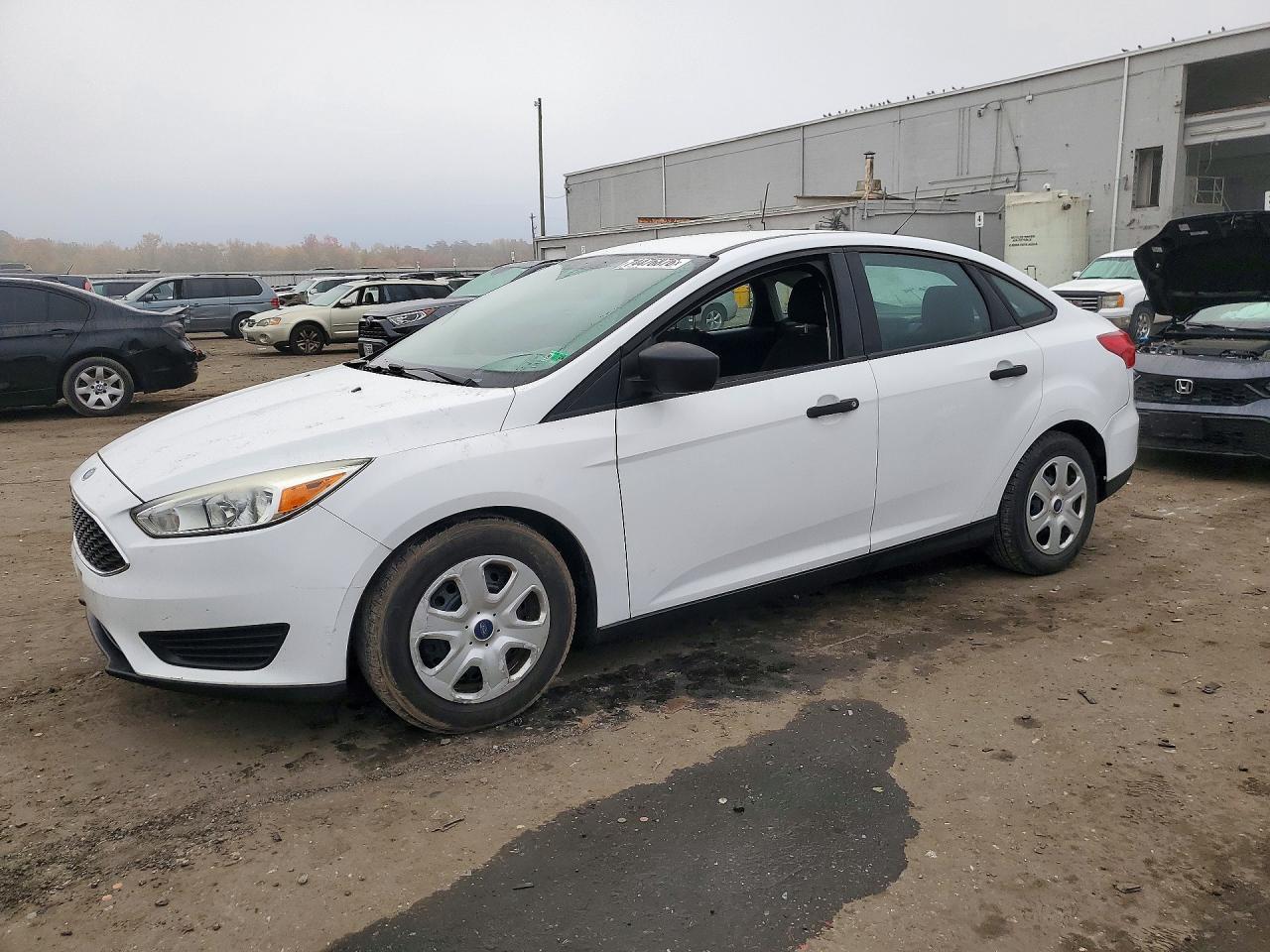 Vue de 2015 FORD FOCUS S, angle 1