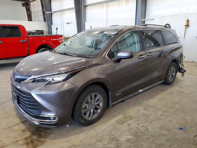 2021 TOYOTA SIENNA XLE  