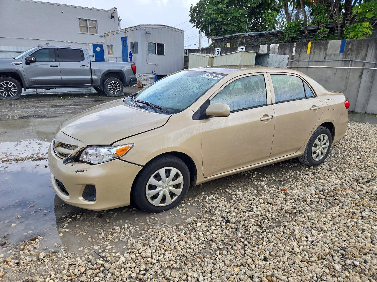 Vista de 2013 TOYOTA COROLLA L, ángulo 1