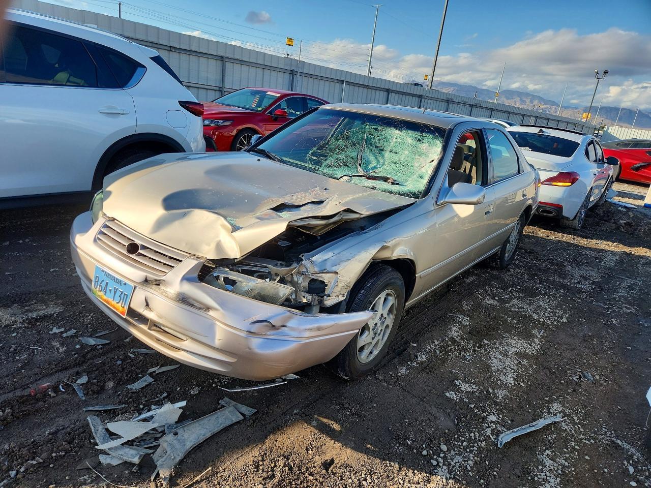 Вид 1998 TOYOTA CAMRY LE V6, угол 1