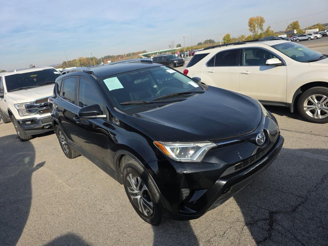 Vue de 2016 TOYOTA RAV4 LE, angle 1